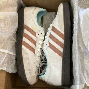 NWT m6/w7 adidas samba cream color